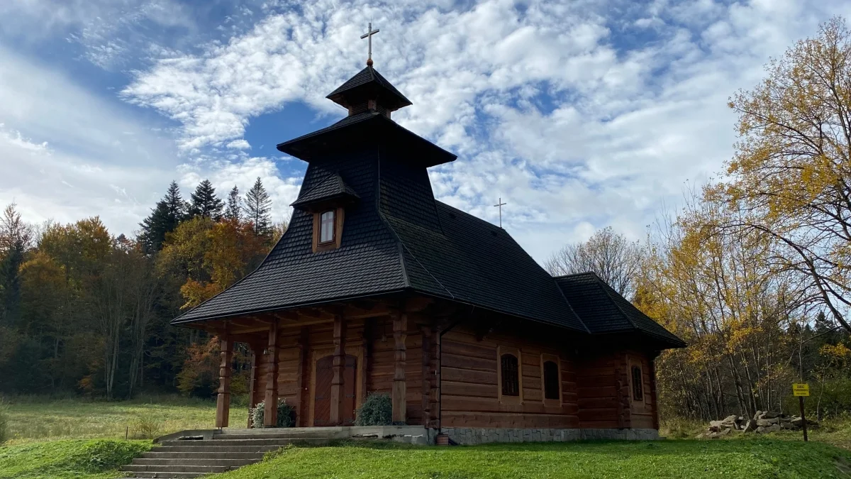 Najmłodszy drewniany kościół katolicki w Bieszczadach. Swoim wystrojem nawiązuje do tradycji łowieckich i leśnych [ZDJĘCIA, WIDEO] - Zdjęcie główne