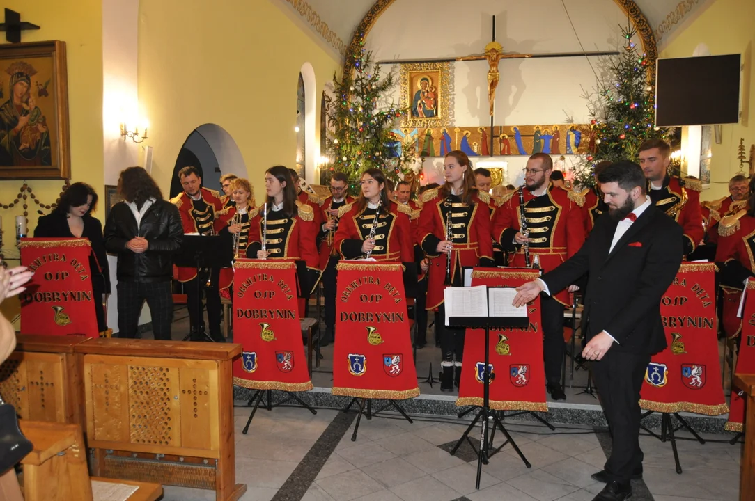 Koncert kolęd Orkiestry Dętej Dobrynin w kościele w Dobryninie