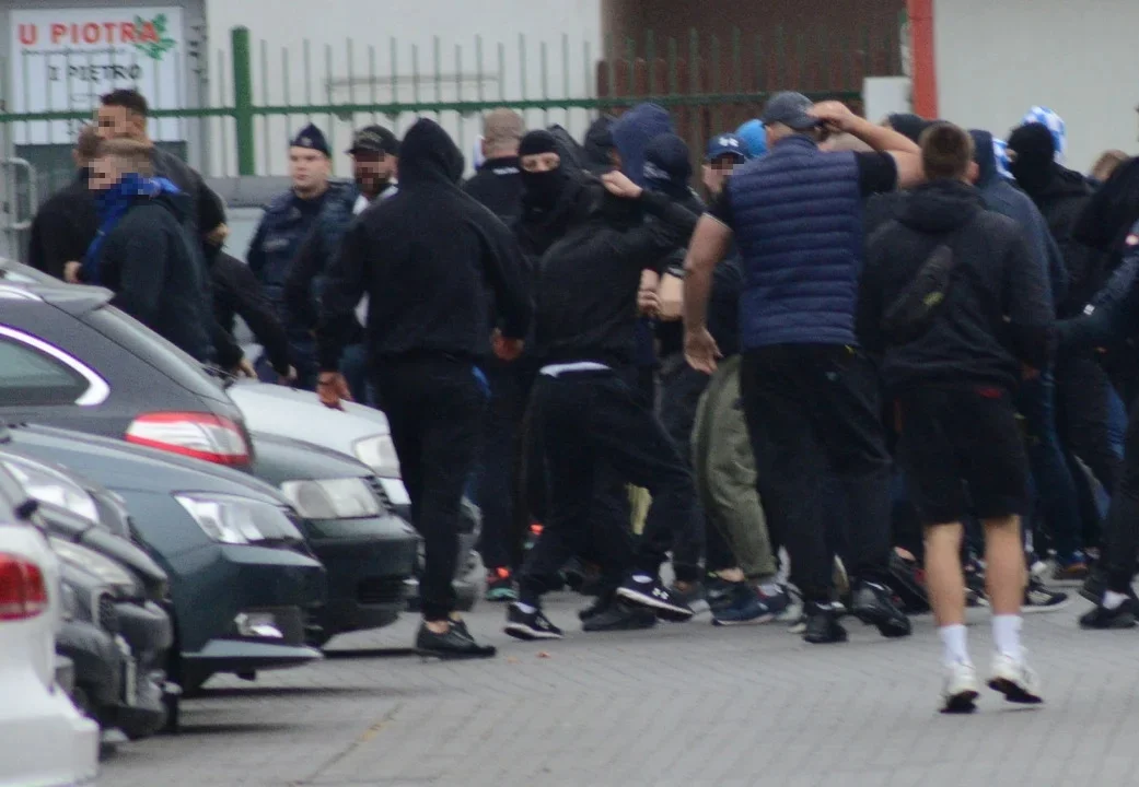 Kibole Stomilu Olsztyn siłowo próbowali wejść na stadion w Tarnobrzegu. Przewijaj slajdy.
