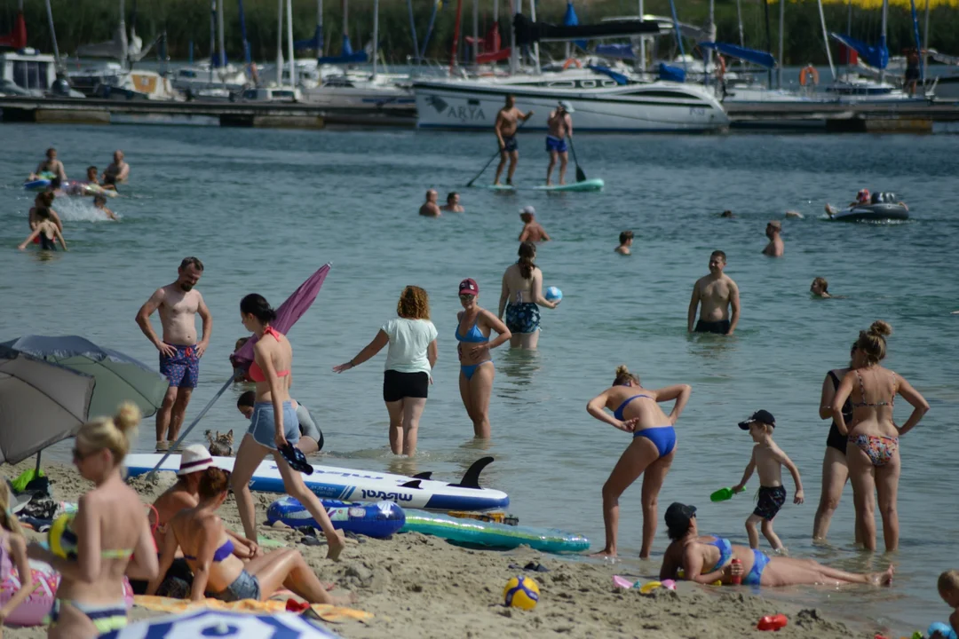 Wakacje 2022 nad Jeziorem Tarnobrzeskim. Od tłumów na plaży po Nadwiślański Fashion Week. Oto najlepsze fotografie z tego sezonu [ZDJĘCIA] - Zdjęcie główne