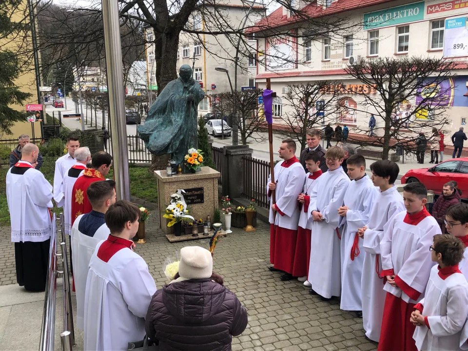 Modlitwa za Ojczyznę pod pomnikiem św. Jana Pawła II