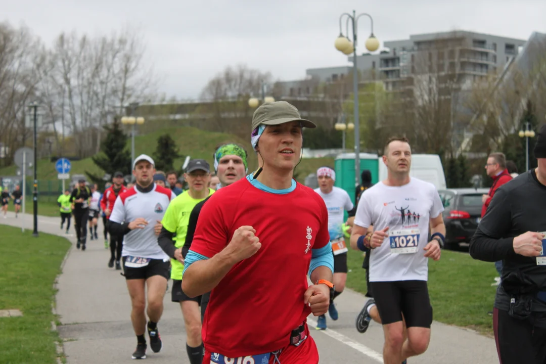 16. PKO Półmaraton Rzeszowski. Szczęśliwi biegacze na trasie oraz na meci