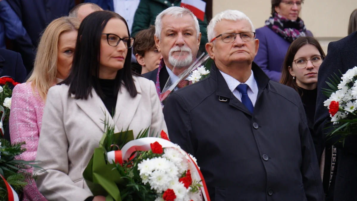 Obchody Święta Niepodległości w Lesku. Uroczysty przemarsz, odśpiewanie hymnu i złożenie kwiatów pod pomnikami [ZDJĘCIA, WIDEO] - Zdjęcie główne