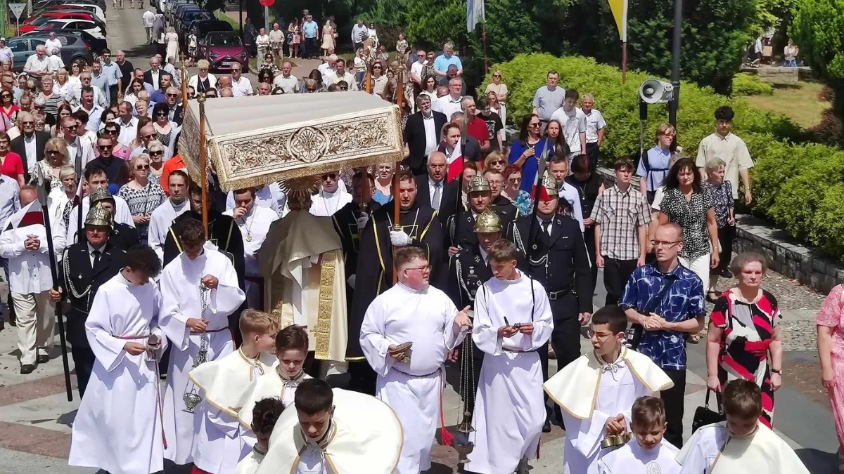 Procesja eucharystyczna na ulicach Mielca [ZDJĘCIA] - Zdjęcie główne