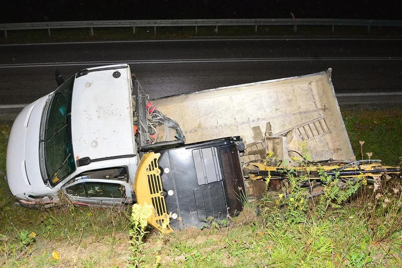 Samochód dostawczy transportujący koparkę wpadł do rowu