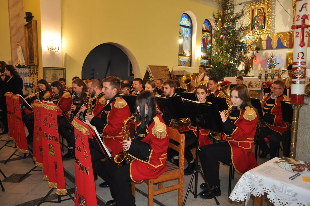 Koncert kolęd Orkiestry Dętej Dobrynin w kościele w Dobryninie