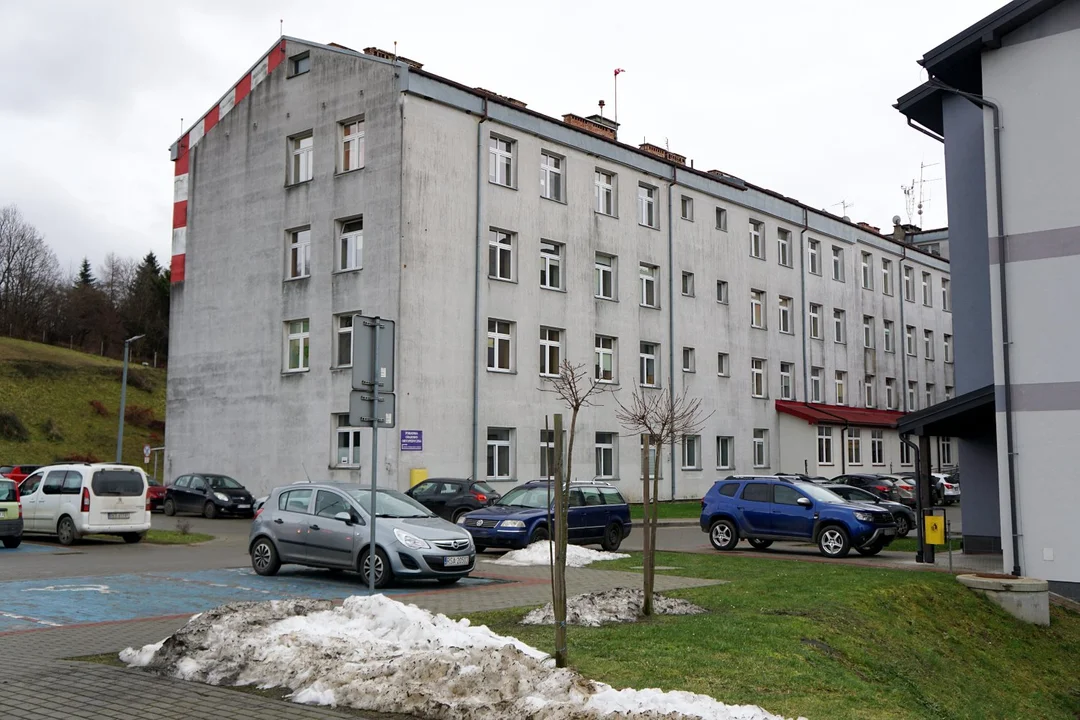 Konferencja pod szpitalem w Lesku