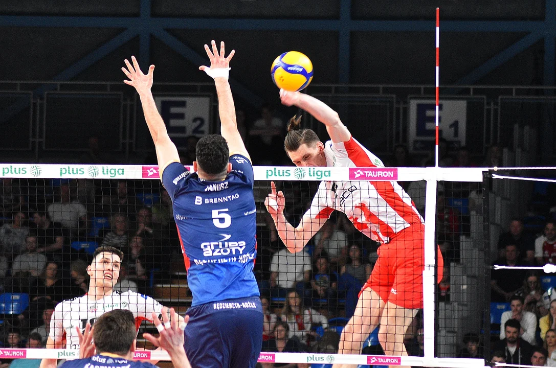 Pierwszy półfinałowy mecz siatkarskiej PlusLigi: Asseco Resovia Rzeszów - Grupa Azoty ZAKSA Kędzierzyn-Koźle (2:3)