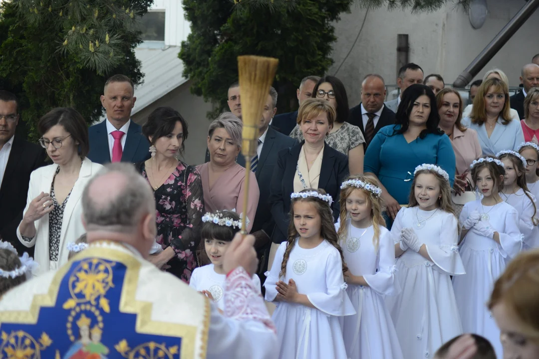 Pierwsza Komunia Święta dzieci ze Szkoły Podstawowej numer 10 w Tarnobrzegu. Tak wyglądała uroczystość w Parafii Matki Bożej Nieustającej Pomocy [ZDJĘCIA] - Zdjęcie główne