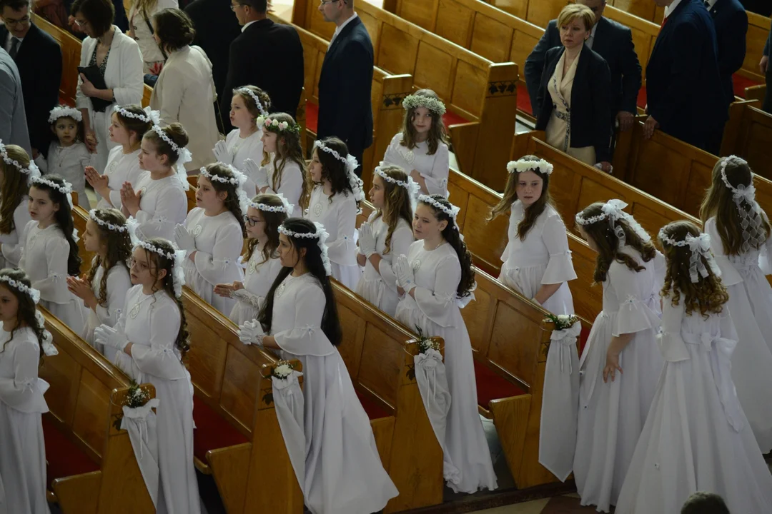 Pierwsza Komunia Święta dzieci ze Szkoły Podstawowej numer 10 w Tarnobrzegu. Parafia Matki Bożej Nieustającej Pomocy