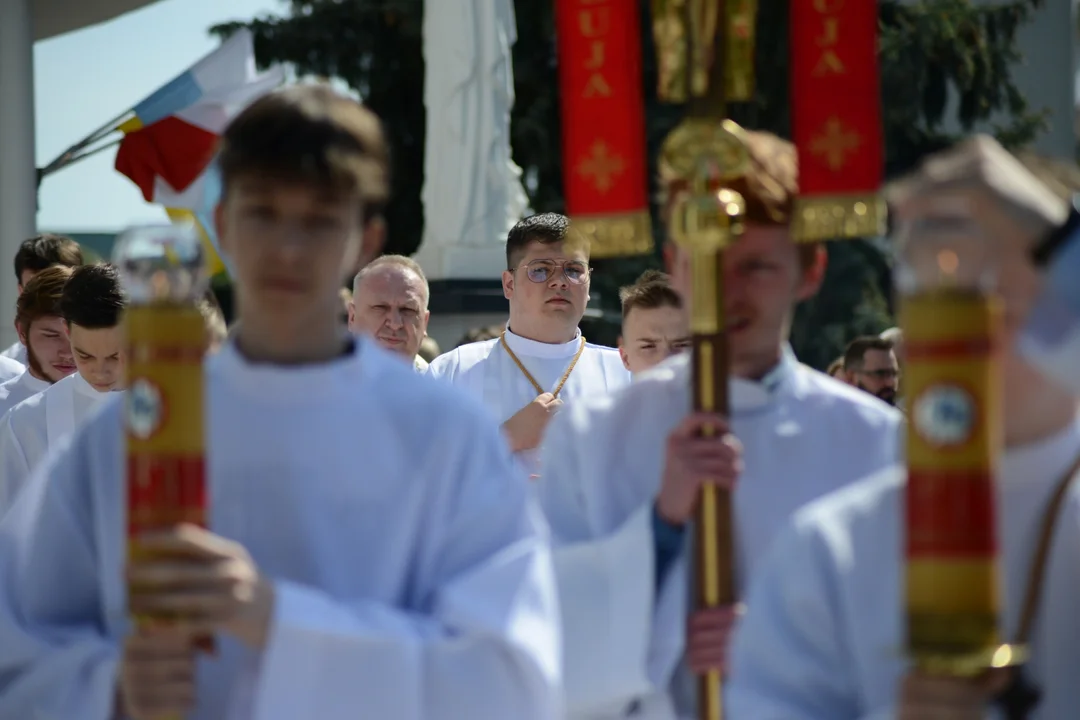 Pierwsza Komunia Święta dzieci ze Szkoły Podstawowej numer 10 w Tarnobrzegu. Parafia Matki Bożej Nieustającej Pomocy
