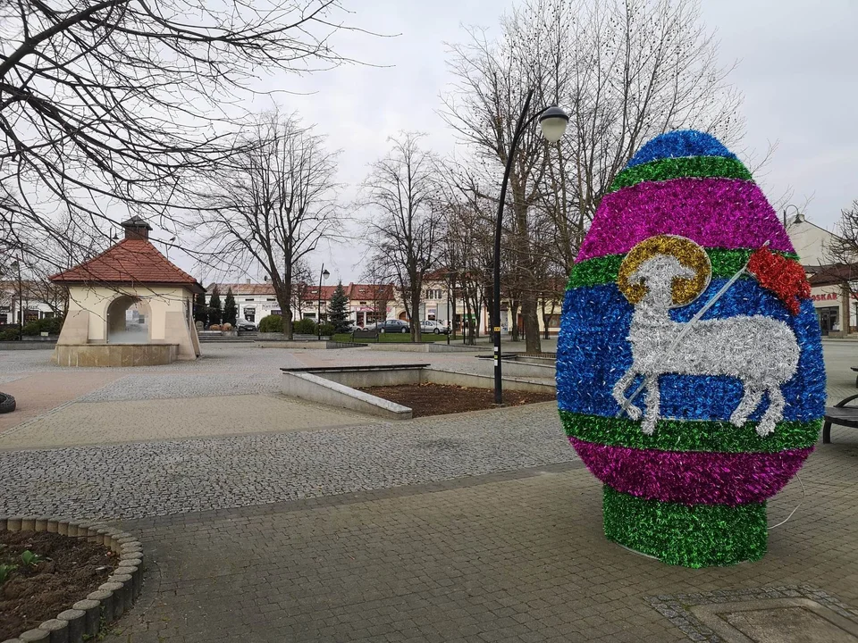 Nowe wielkanocne ozdoby świąteczne zdobią kolbuszowski rynek [ZDJĘCIA WIDEO] - Zdjęcie główne