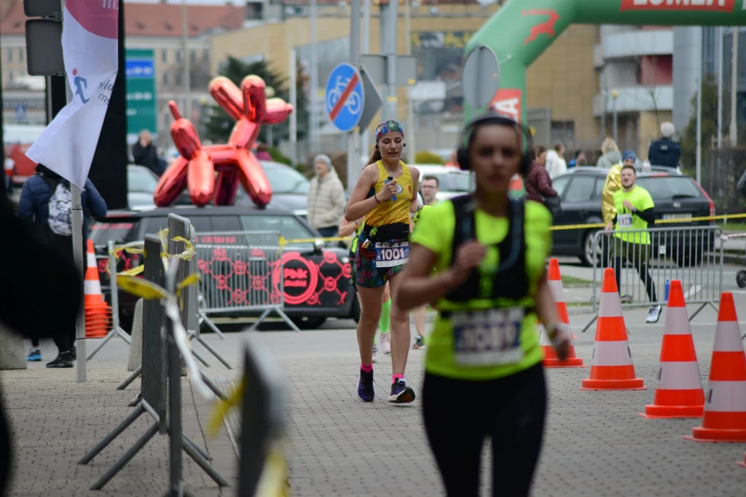 Mnóstwo biegaczy z całego regionu i nie tylko na 16. PKO Półmaratonie Rzeszowskim oraz 8. PKO Sztafecie Półmaratońskiej - zdjęcia część 2