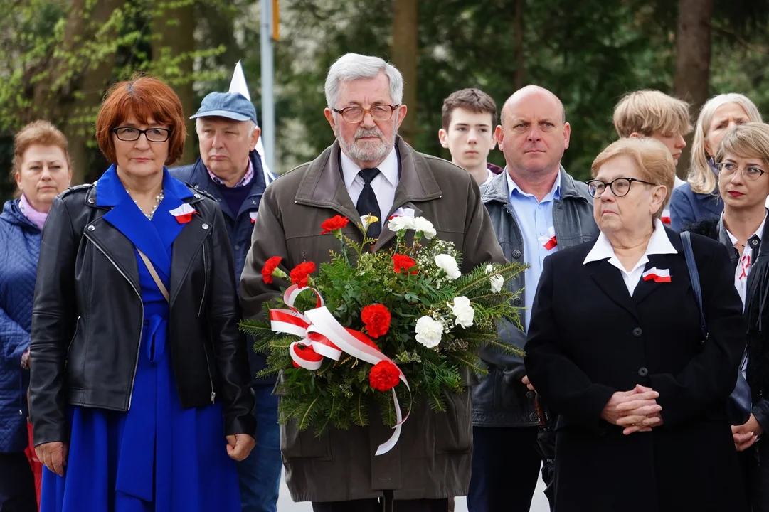 Święto Konstytucji 3 maja w Olszanicy. Przed obeliskiem strażacy odnowili ślubowanie, odśpiewano hymn i złożono wiązanki [ZDJĘCIA] - Zdjęcie główne