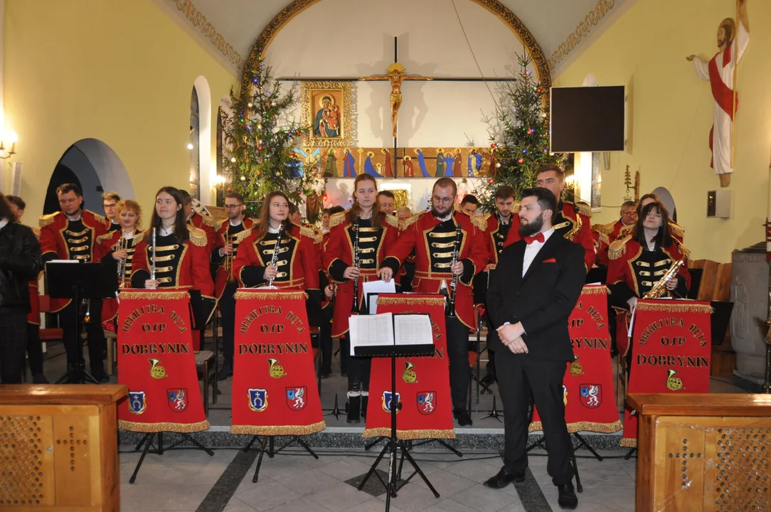 Koncert kolęd Orkiestry Dętej Dobrynin w kościele w Dobryninie