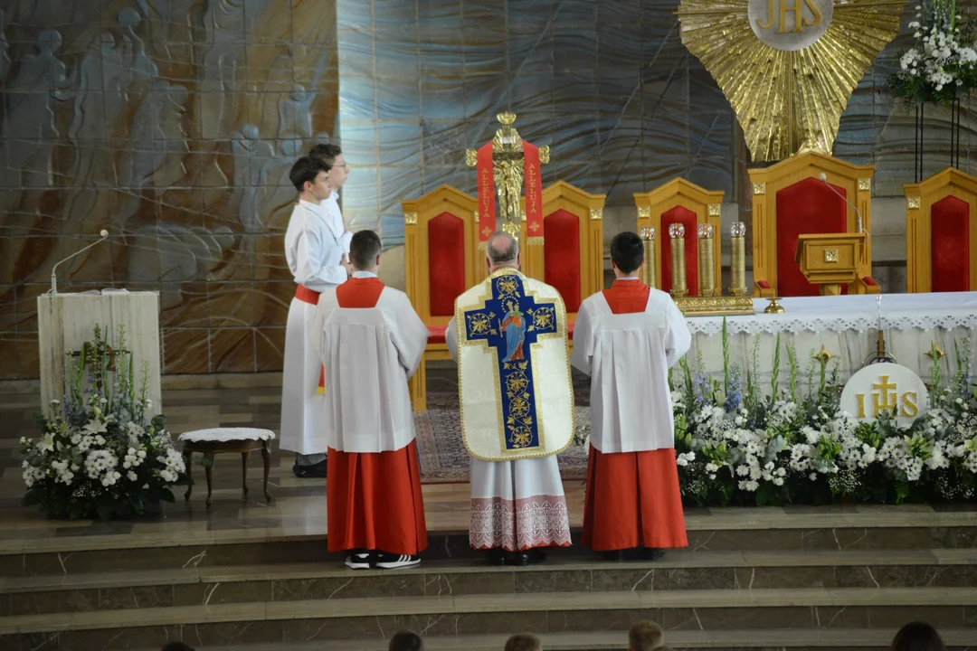 Pierwsza Komunia Święta dzieci ze Szkoły Podstawowej numer 10 w Tarnobrzegu. Parafia Matki Bożej Nieustającej Pomocy