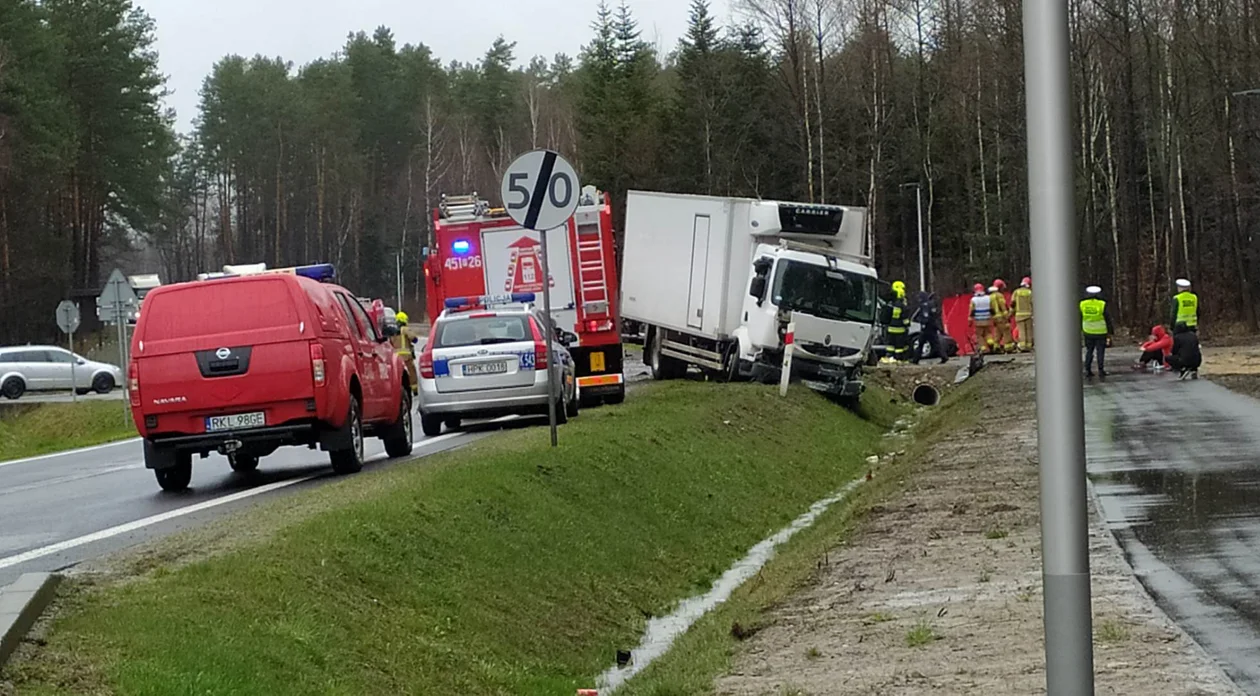 Śmiertelny wypadek w Komorowie. Nie żyją dwie osoby. Na drodze krajowej nr 9 między Tarnobrzegiem a Rzeszowem doszło do zderzenia dwóch pojazdów [ZDJĘCIA] - Zdjęcie główne