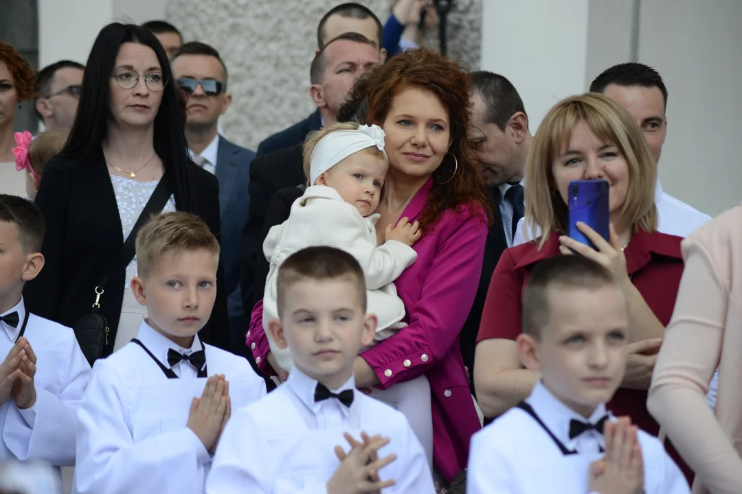 Pierwsza Komunia Święta dzieci ze Szkoły Podstawowej numer 10 w Tarnobrzegu. Parafia Matki Bożej Nieustającej Pomocy