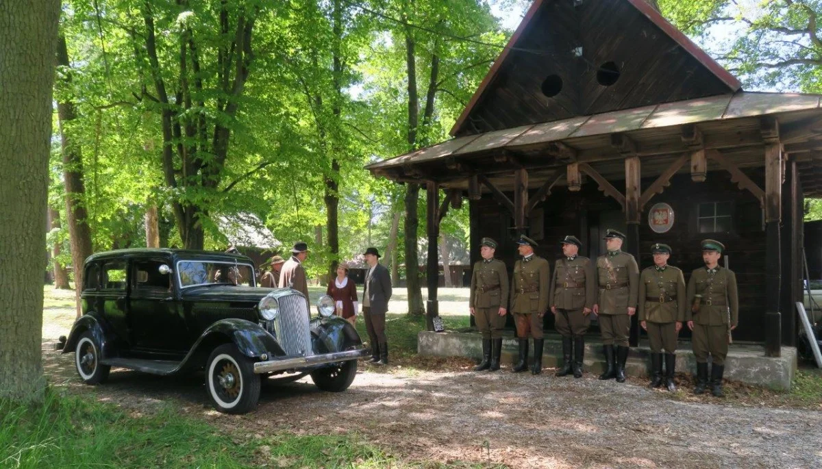Zdjęcia z planu filmowego przedstawiające aktorów w mundurach z okresu II Rzeczpospolitej