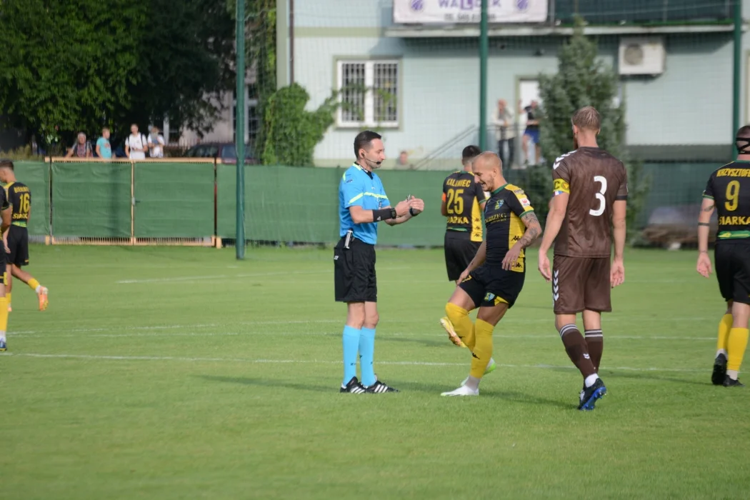 Trzecia liga, grupa 4: Siarka Tarnobrzeg - Garbarnia Kraków 0:0