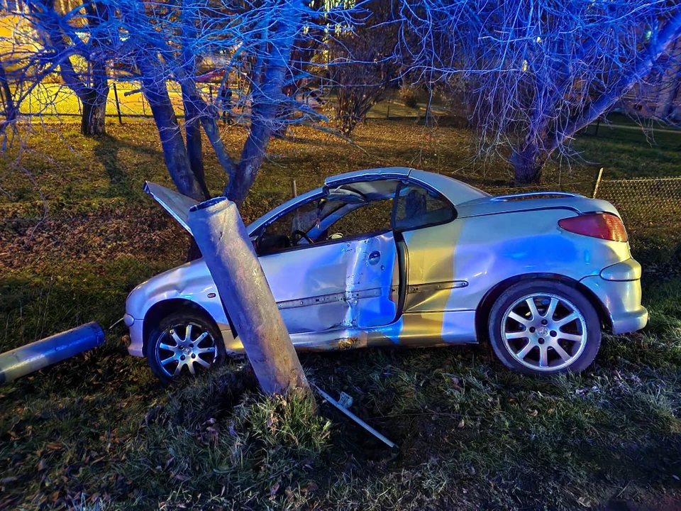 Z OSTATNIEJ CHWILI: Kierowca Peugeota wypadł z drogi na skrzyżowaniu i wjechał w latarnię [ZDJĘCIA] - Zdjęcie główne