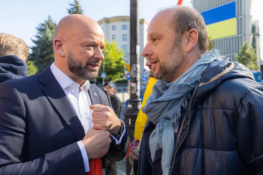 Konrad Fijołek na proteście samorządowców w Warszawie