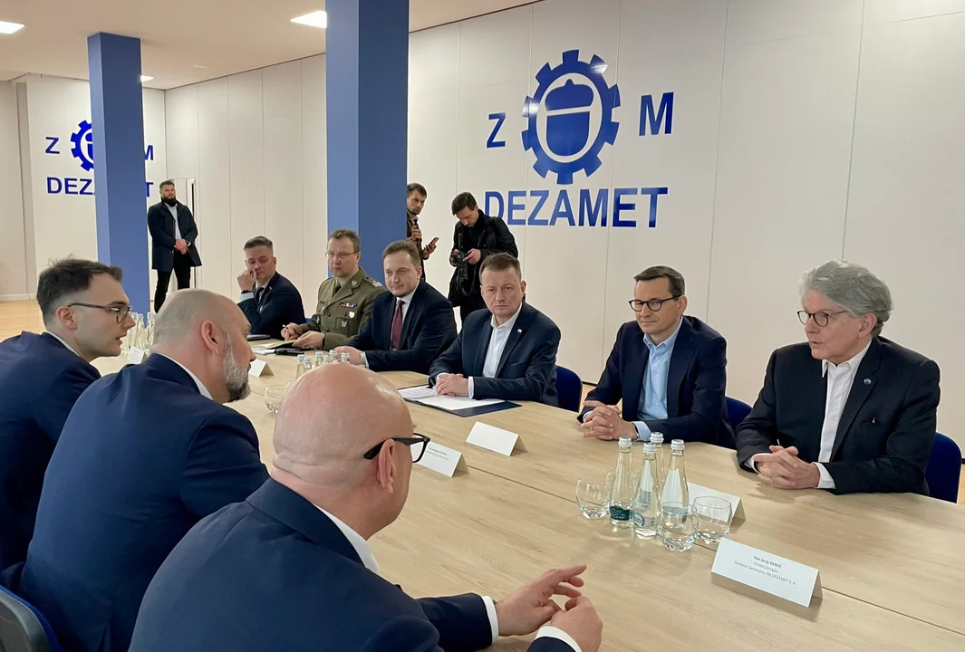 Premier Mateusz Morawiecki i komisarz Thierry Breton z wizytą w Dezamecie Nowa Dęba