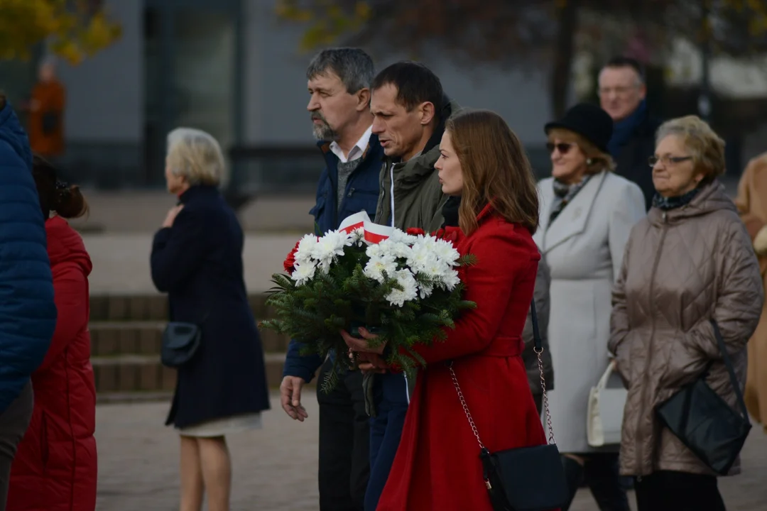 Narodowe Święto Niepodległości w Tarnobrzegu. Uroczystości przy pomniku Marszałka Józefa Piłsudskiego. - 104 lata temu narodziła się nowoczesna Polska - mówi prezydent miasta Dariusz Bożek [ZDJĘCIA - CZĘŚĆ 1]