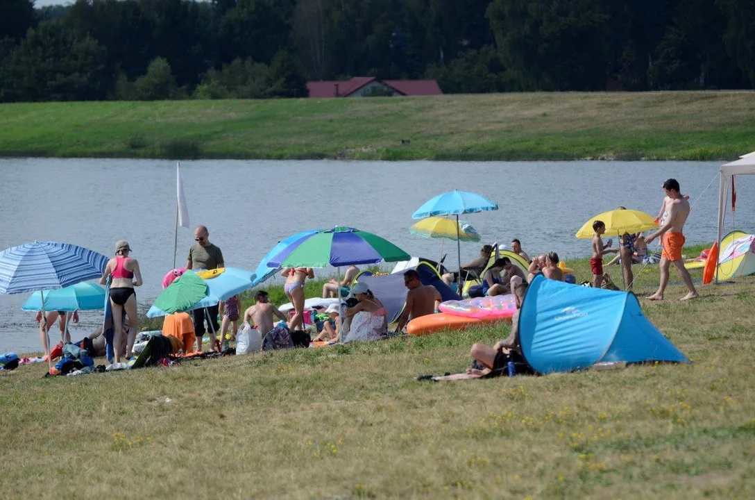 Tłumy nad zalewem w Wilczej Woli