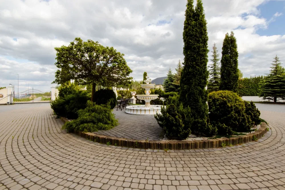 Wielki hotel koło Rzeszowa na sprzedaż