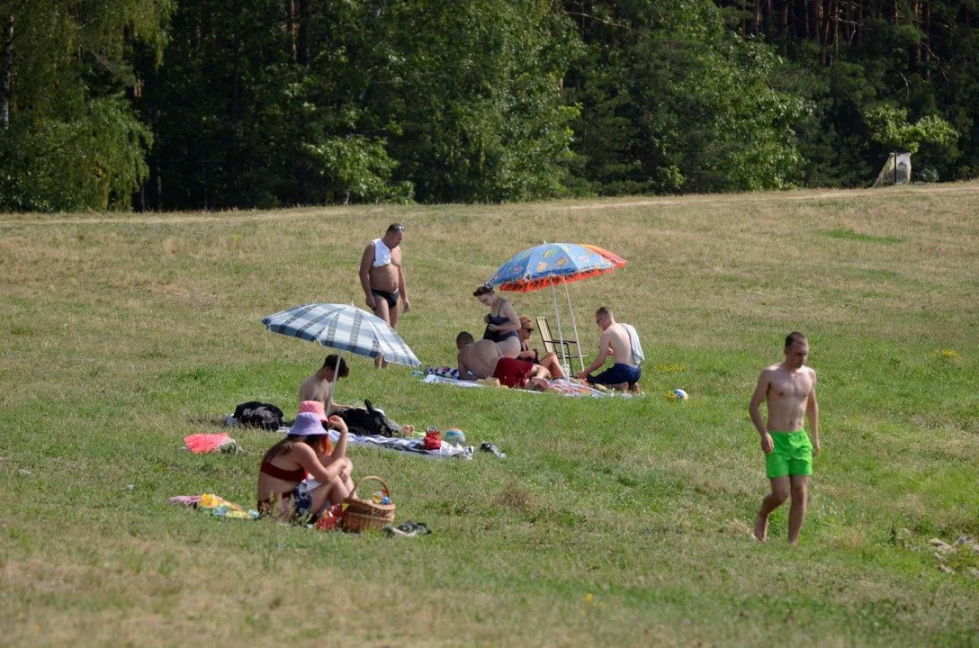 Tłumy nad zalewem w Wilczej Woli