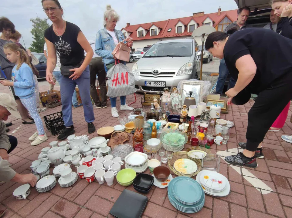 Eleganckie filiżanki i talerze, idealne do uzupełnienia domowej kolekcji porcelany.