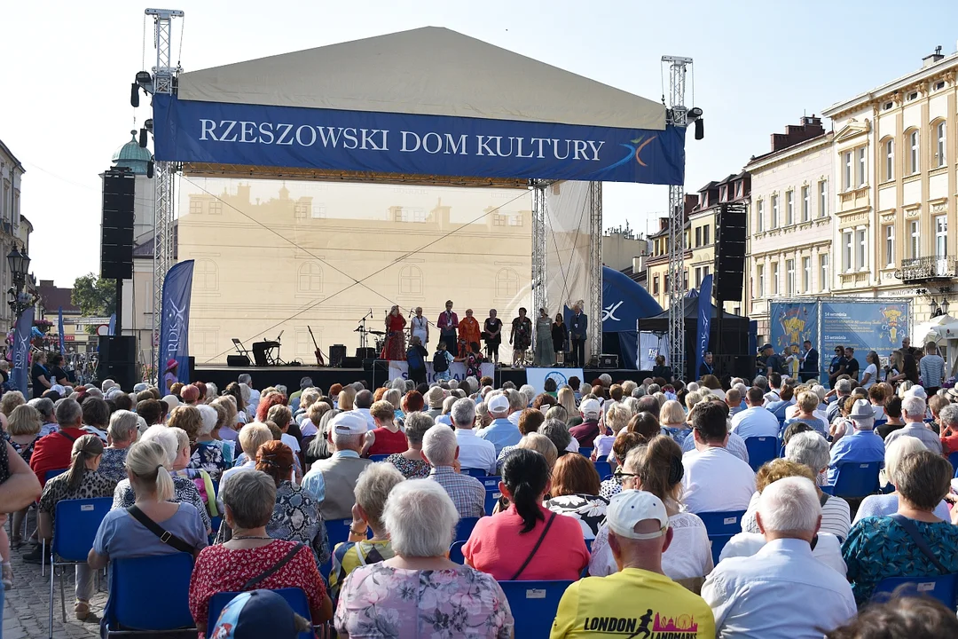 Rozpoczęcie Senioraliów Rzeszowskich i koncert Izabeli Trojanowskiej na Rynku