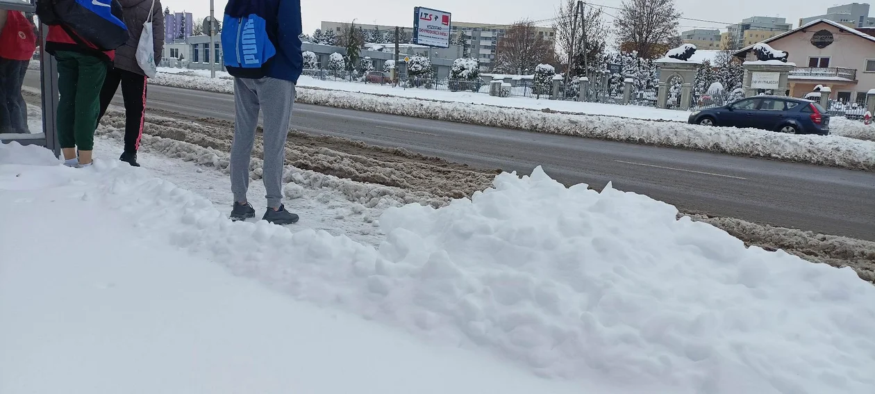 Problemy mieszkańców na przystankach. Ciężko dojść do autobusu przez zaspy ze śniegu