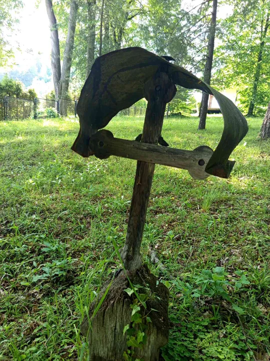 Drewniany krzyż na cmentarzu obok cerkwi
