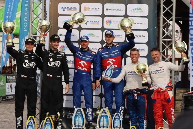 Podium z pucharami