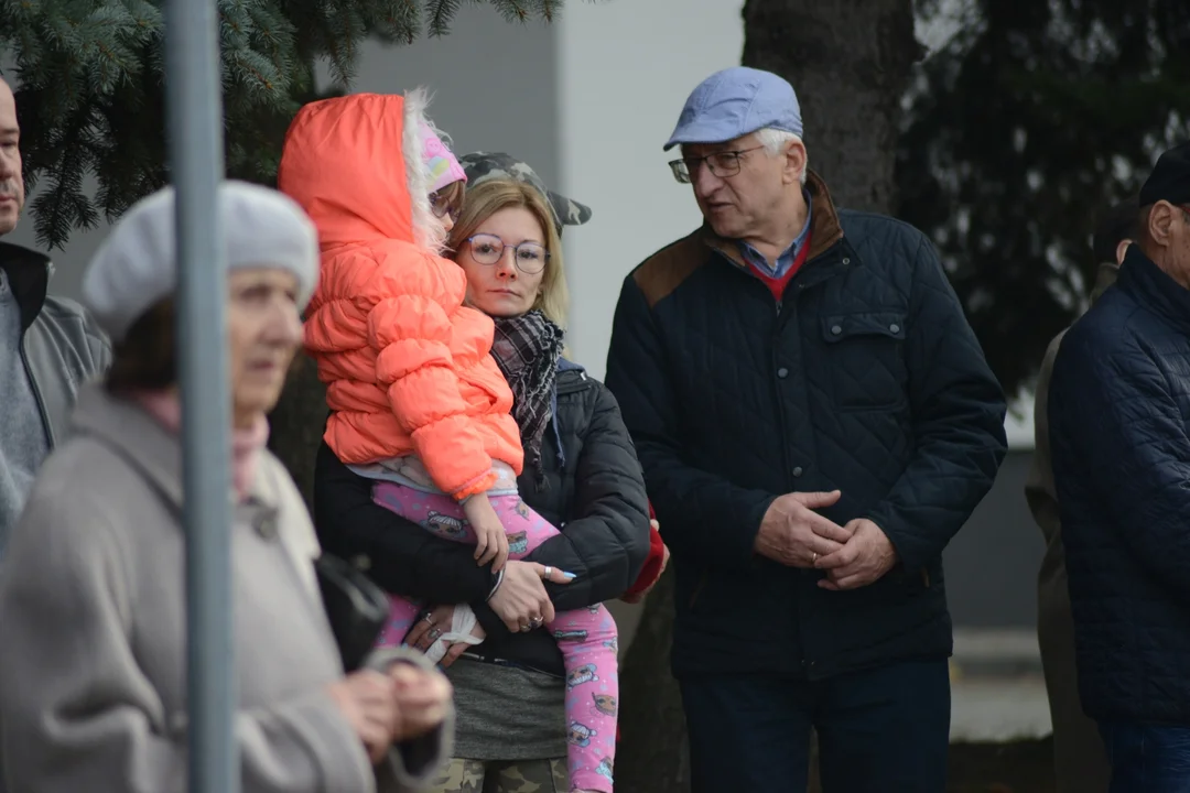 Narodowe Święto Niepodległości w Tarnobrzegu. Uroczystości przy pomniku Marszałka Józefa Piłsudskiego. - 104 lata temu narodziła się nowoczesna Polska - mówi prezydent miasta Dariusz Bożek [ZDJĘCIA - CZĘŚĆ 1]