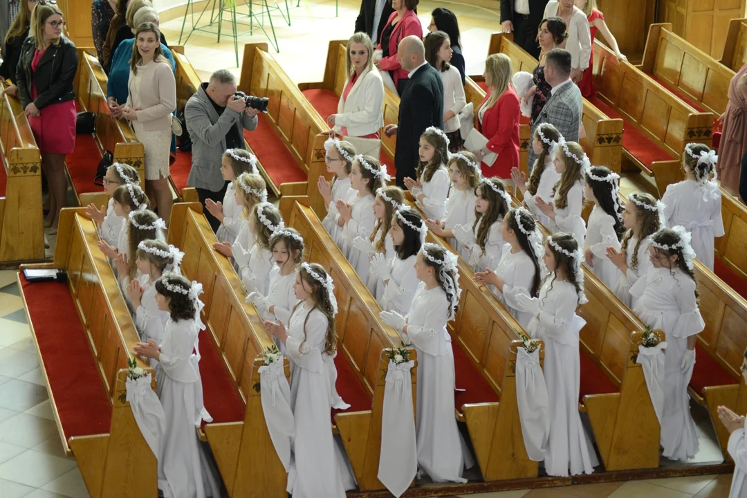 Pierwsza Komunia Święta dzieci ze Szkoły Podstawowej numer 10 w Tarnobrzegu. Parafia Matki Bożej Nieustającej Pomocy