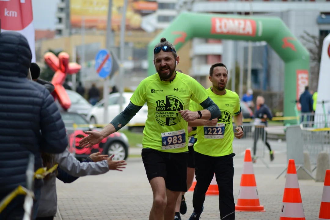 16. PKO Półmaraton Rzeszowski oraz 8. PKO Sztafeta Półmaratońska w Rzeszowie - dużo zdjęć z trasy i mety