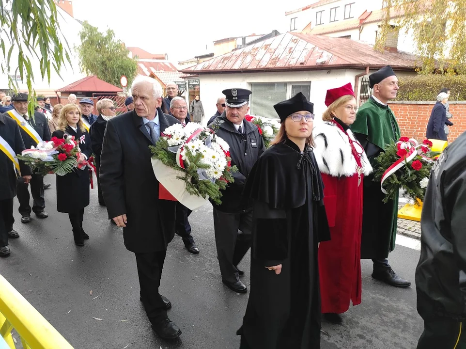 Narodowe Święto Niepodległości w Tarnobrzegu. Uroczystości przy pomniku Marszałka Józefa Piłsudskiego. - 104 lata temu narodziła się nowoczesna Polska - mówi prezydent miasta Dariusz Bożek [ZDJĘCIA - CZĘŚĆ 1]