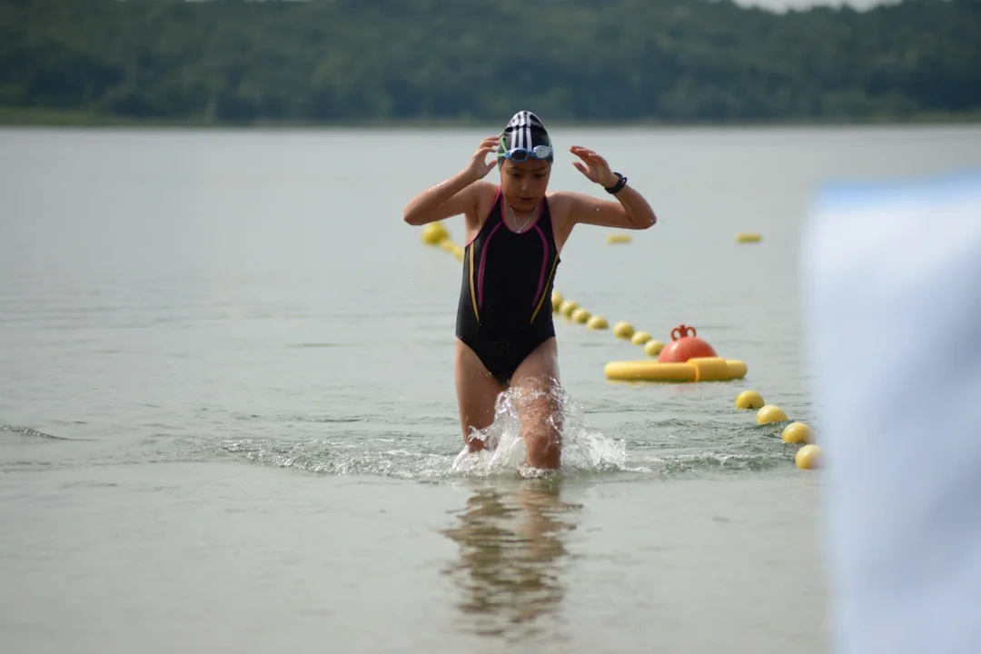 III Triathlon Kids nad Jeziorem Tarnobrzeskim. Zacięta walka podczas pływania, na rowerach oraz w biegu [ZDJĘCIA] - Zdjęcie główne