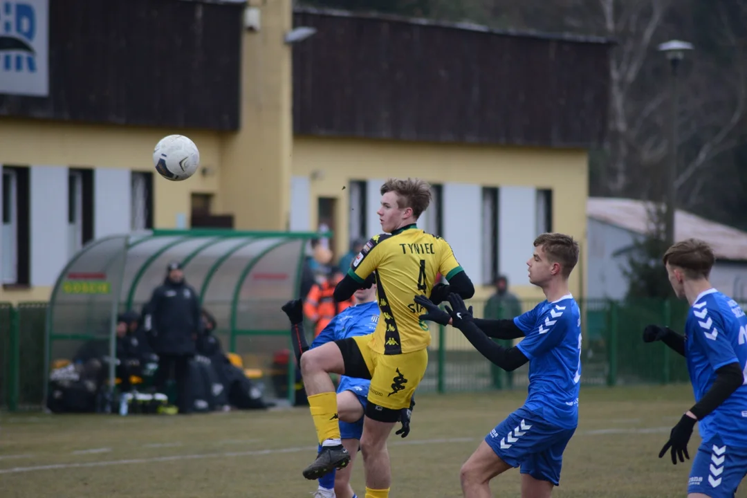 Centralna Liga Juniorów U-15: Porywisty wiatr, chłód i grad goli. Siarka Tarnobrzeg przegrała z Sandecją Nowy Sącz na inaugurację wiosny 2023 [ZDJĘCIA] - Zdjęcie główne