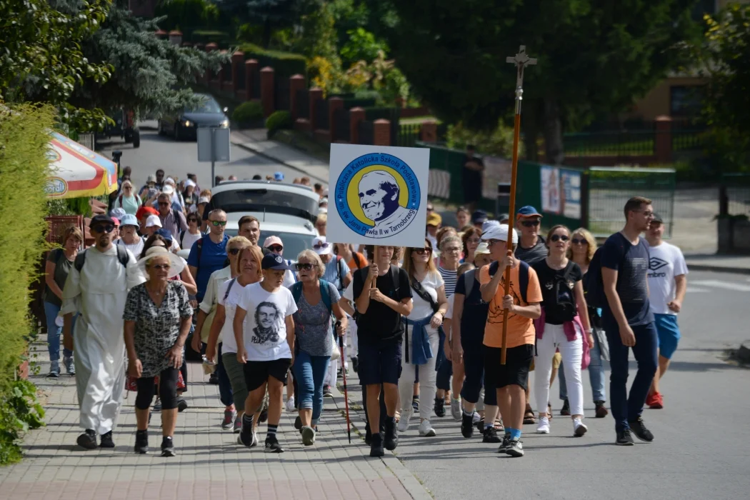 Na piechotę, rowerami, albo w biegu. Pielgrzymka z Tarnobrzega do Sulisławic [ZDJĘCIA] - Zdjęcie główne