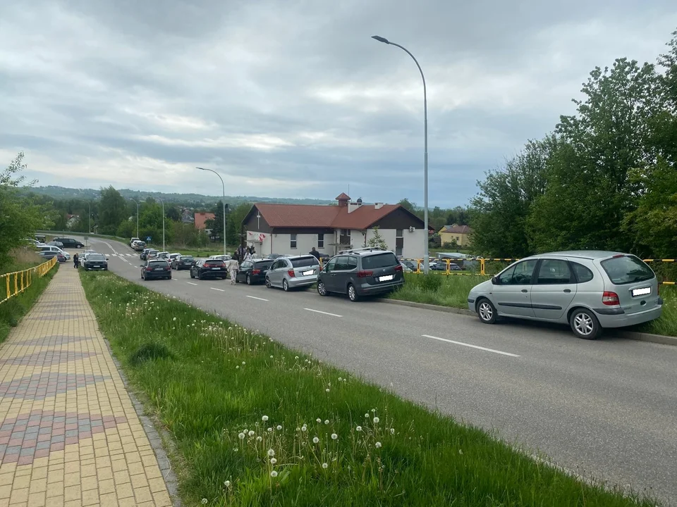 NIeprawidłowe parkowanie podczas I Komunii Świętej