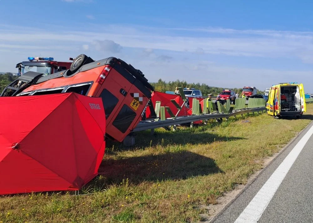 Dwie osoby nie żyją! Piętnaście rannych - wypadek na A4 koło Rzeszowa