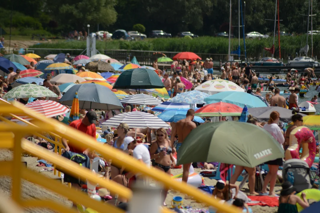 Upalna niedziela nad Jeziorem Tarnobrzeskim. Rekordowa ilość plażowiczów, na wjazd trzeba czekać kilkadziesiąt minut! [ZDJĘCIA] - Zdjęcie główne