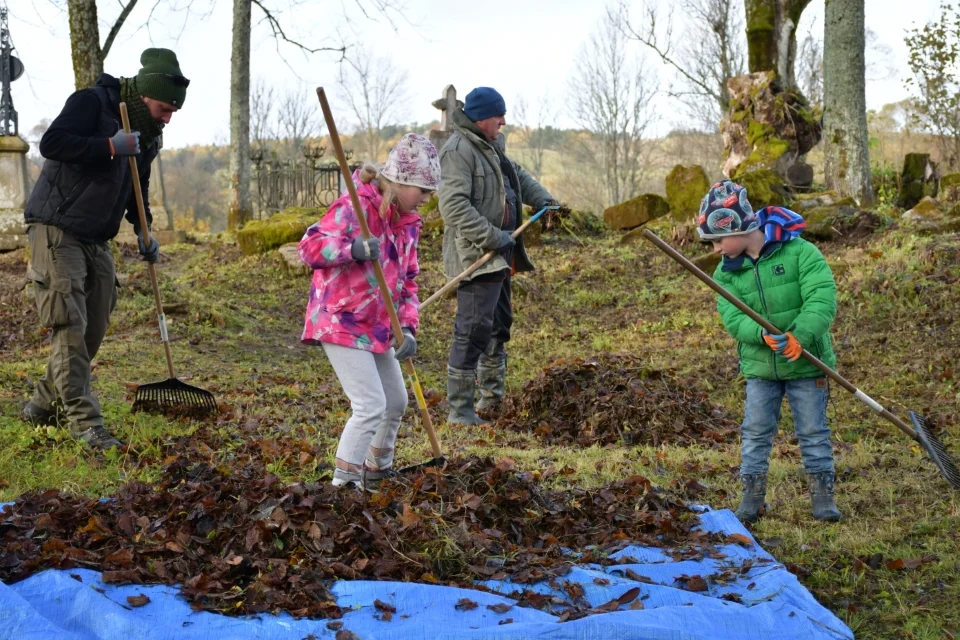 Na starej nekropolii pojawił się symboliczny krzyż