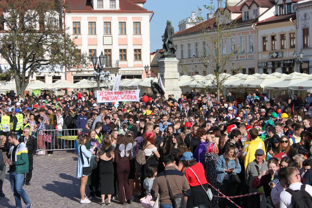 Juwenalia 2023: Występ zespołu Połoniny oraz przekazanie klucza na rzeszowskim Rynku