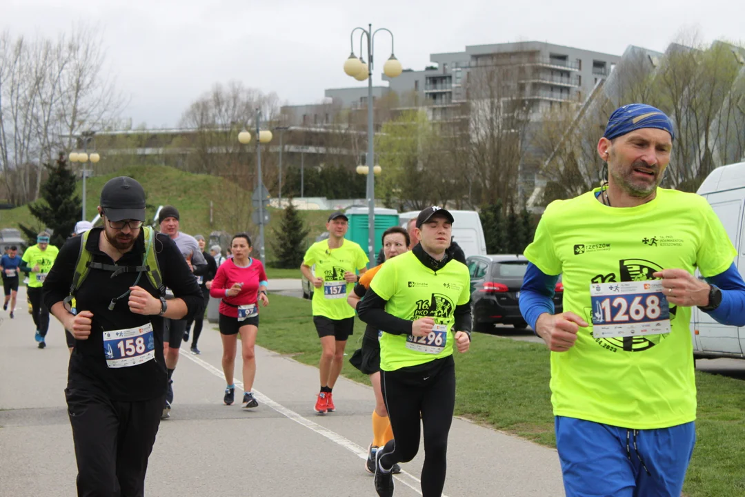 16. PKO Półmaraton Rzeszowski. Szczęśliwi biegacze na trasie oraz na meci