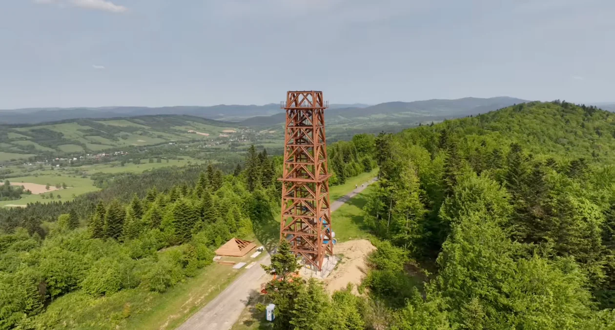 Trwają prace przy budowie wieży widokowej na Holicy, nieopodal Ustrzyk Dolnych. Pierwsze osoby, będą mogły z niej skorzystać już w wakacje [ZDJĘCIA] - Zdjęcie główne